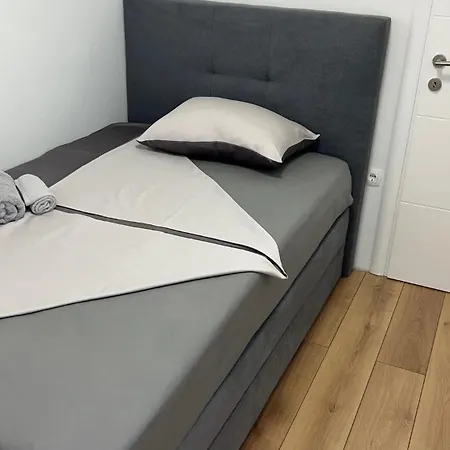 Dvosobni S Pogledom Na مورتير