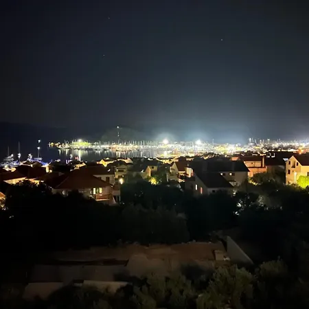 Dvosobni S Pogledom Na شقة